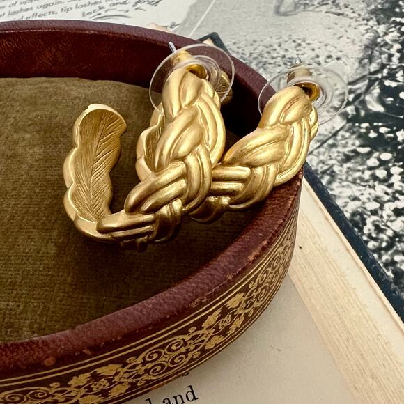 Vintage 80s TRIFARI Gold Braided Hoop Earrings Signed Push Back - Picture 6 of 7